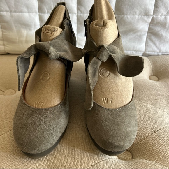 Gentle Souls Kenneth Cole Dawnest Gray Suede Wedge Ankle Shoes Bow Size 7M - Picture 5 of 10